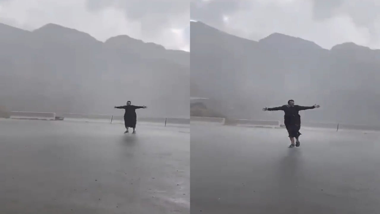 شاهد مواطن يستقبل أمطار الباحة على طريقته الخاصة