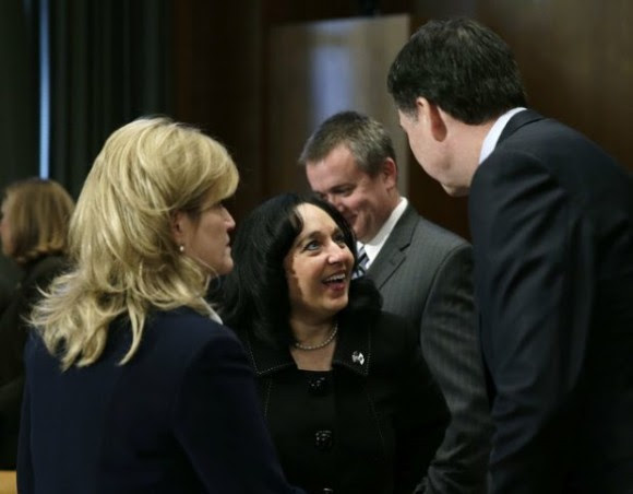 El director del FBI, James Comey, con la directora de la Policía de EU, Stacia Hylton, y la titular de la DEA, Michelle Leonhart, previo a una comparecencia ante el Senado. Foto Reuters