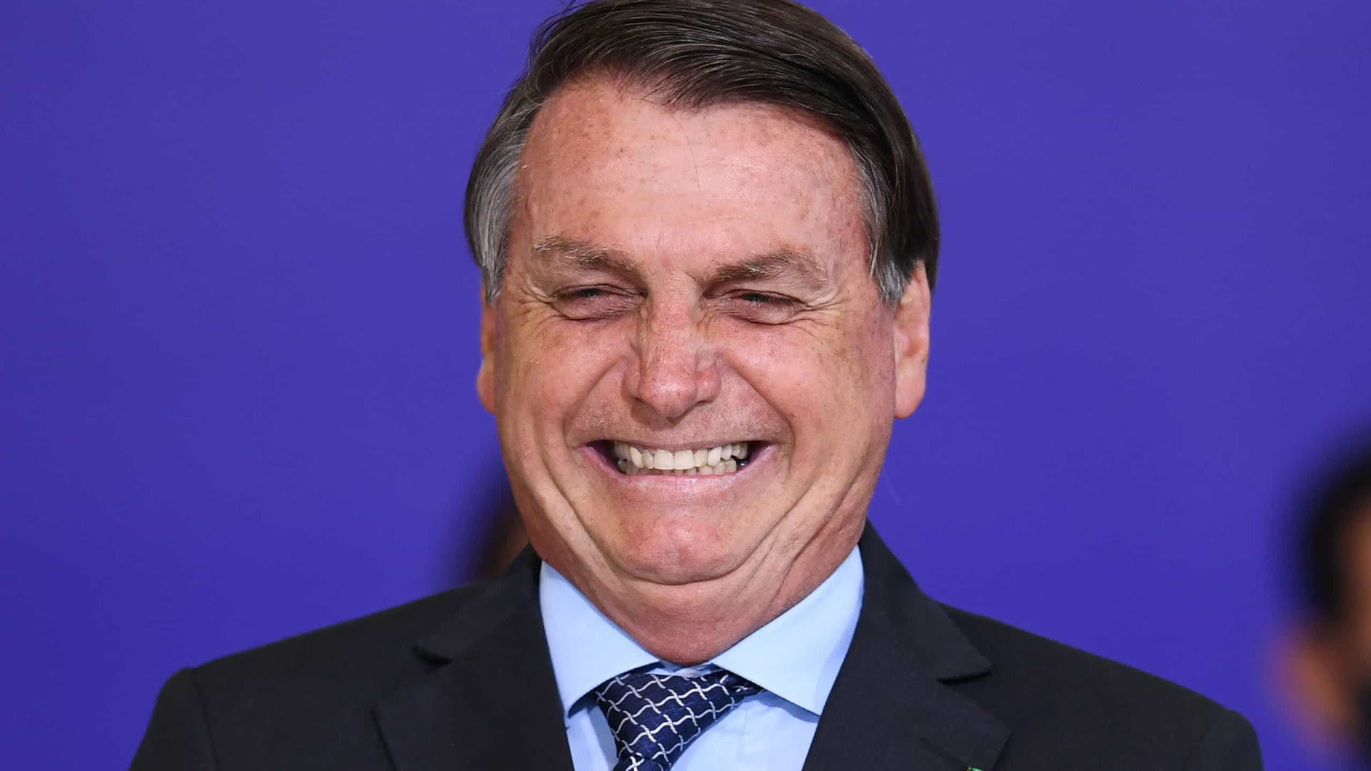 Em 3º dia com mais mortes por Covid, Bolsonaro pede volta de torcida ao estádio