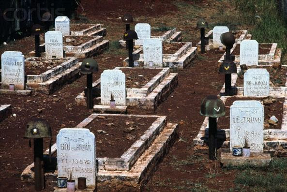 Bình đẳng trong thế giới người chết: Mộ Thiếu tá nằm cạnh Trung Sĩ tại Nghĩa trang Quân đội Gò Vấp.