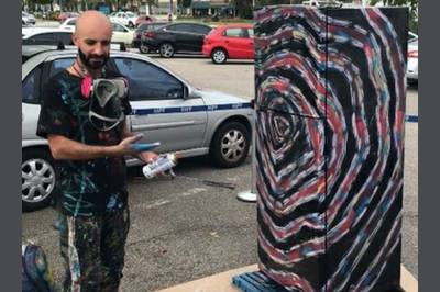 #pratodosverem: um artista plástico posa ao lado de uma geladeira que foi pintada por ele