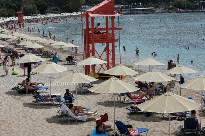 La gente disfruta de las playas de Grecia.. EFE/EPA/ORESTIS PANAGIOTOU