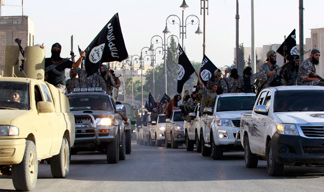 Combatientes yihadistas del Estado Islámico en las calles de Raqqa.