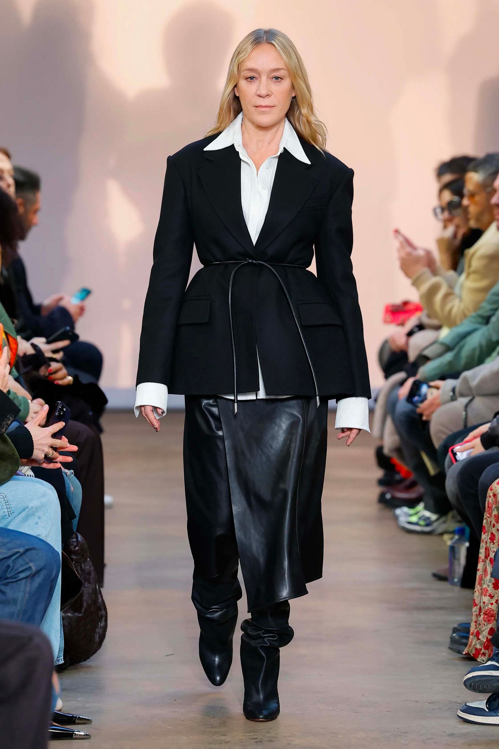 Chaqueta con cintura marcada en Proenza Schouler otoño invierno 2023.