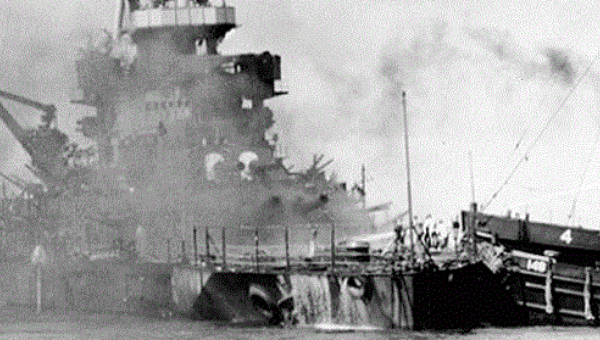 Mae'r USS Nevada yn mynd yn sownd ac yn llosgi oddi ar Waipio Point, ar ôl diwedd y cyrch awyr Japaneaidd yn Pearl Harbour, Rhagfyr 7, 1941.