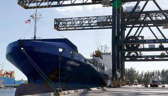 Embarcación en la que llegó el carbón vegetal por el Puerto Everglades en Fort Lauderdale. Foto: AP.