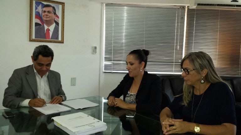 Presidente da CCL, Odair Neves, e representantes da Sagrima na assinatura do edital de licitação