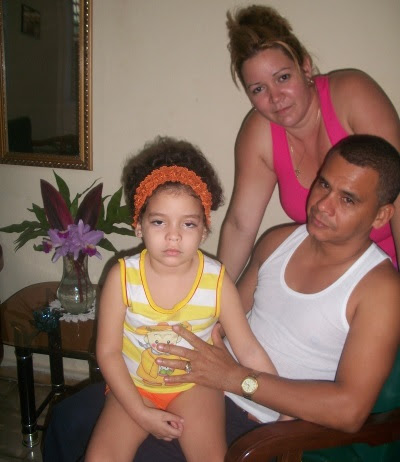 La niña Sofía Fernanda hace un mes y unos días en el regazo de su padre. Ya no puede sentarse por sí misma (foto del autor)
