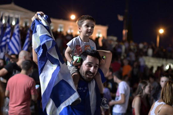 Los griegos han enviado un "no" rotundo a Europa al rechazar con una amplia mayoría la propuesta presentada por los acreedores y sobre la que se expresaron en el referéndum celebrado hoy en Grecia. En la imagen, jóvenes partidarios del 'no' celebran el triunfo en Atenas. Foto: MARKO DJURICA (REUTERS)