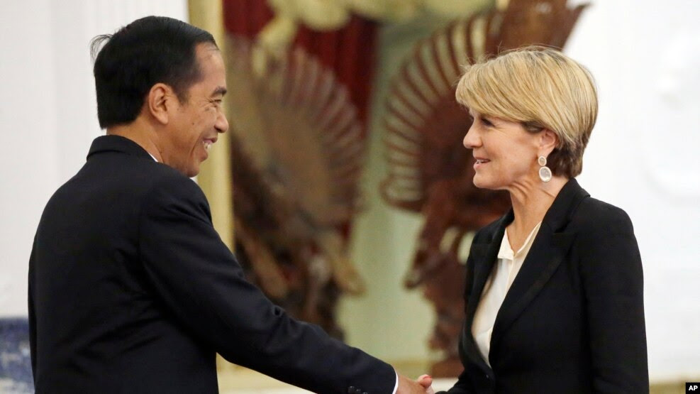 Tổng thống Indonesia Joko Widodo bắt tay với Bộ trưởng Bộ Ngoại giao Úc Julie Bishop trong một cuộc hội đàm tại Cung điện Merdeka, Jakarta, Indonesia, ngày 28 tháng 10 năm 2016.