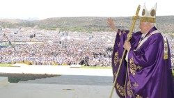Un saludo a la feligresía que entusiasta saluda a Benedicto XVI en su viaje apostólico a México y Cuba del 23 al 29 de marzo de 2012
