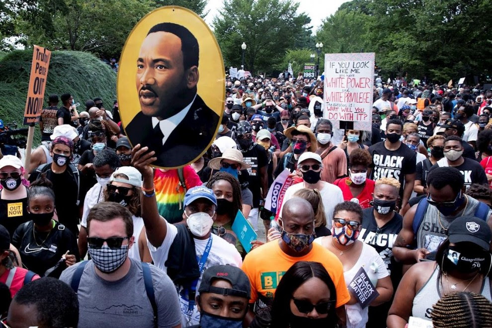 Un manifestante sujeta una imagen de Martin Luther King en la Marcha sobre Washington. / EFE