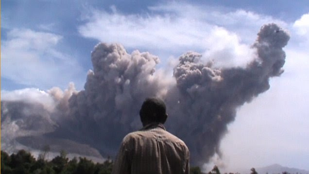 Thousands of villagers flee as Indonesian volcano continues to spew rocks, ash and hot gas  29CE1B6400000578-0-image-a-5_1434801618284