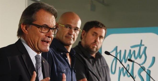 De izquierda a derecha, el presidente de la Generalitat y candidato numero 4 por "Junts pel Sí", Artur Mas; el cabeza de lista de la formación, Raül Romeva; y el candidato numero 5 y líder de ERC, Oriol Junqueras. EFE/Quique García