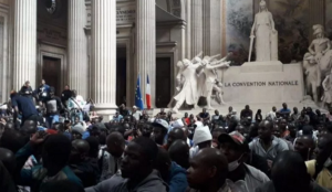 Paris: hundreds of illegal migrants from Africa storm Pantheon, demand papers, housing