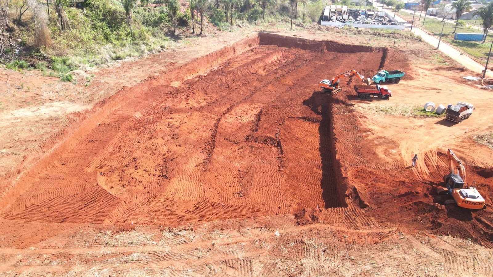 Outras obras de drenagem a pavimentação muito esperadas pela população, como as do Setor Sonhos Dourados, também dependem da contrapartida da prefeitura para avançarem