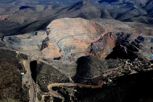 Las actividades de la Minera San Xavier y la negligencia de las autoridades estatales hicieron desaparecer el emblemático cerro de San Pedro en San Luis Potosí. Ahora se pretende hacer lo mismo con la Sierra San Miguelito, acusa el Frente Amplio Opositor.