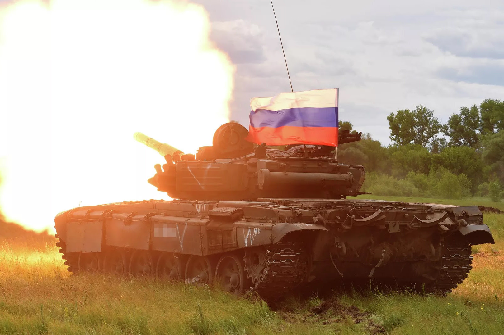 Video xe tăng chiến đấu chủ lực Nga tập kích các mục tiêu ở Ukraine