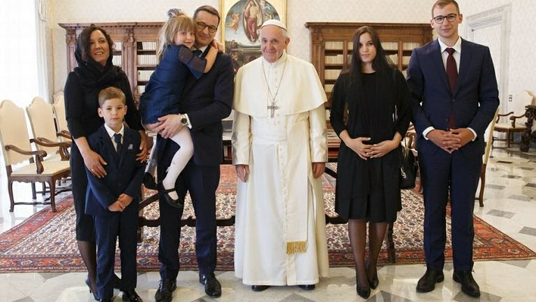 Premier Mateusz Morawiecki z żoną i dziećmi na audiencji u papieża Franciszka Premier Mateusz Morawiecki z żoną i dziećmi na audiencji u papieża Franciszka