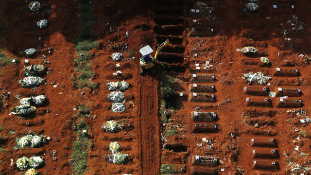 Cemitério em São Paulo mostra a dura realidade das mortes por Covid-19
