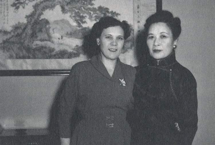 Faina (trái) và Tống Mỹ Linh, vợ Tưởng Giới Thạch. Ảnh: Academia Historica.