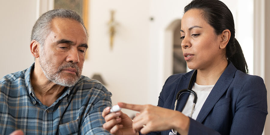 un hombre y su doctora, revisando los resultados de sus pruebas