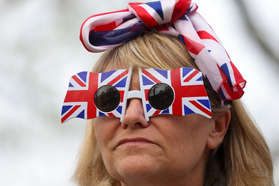 Đeo kính râm Union Jack vào ngày đăng quang của Vua Charles III Nhiếp ảnh gia: Hollie Adams/Bloomberg
