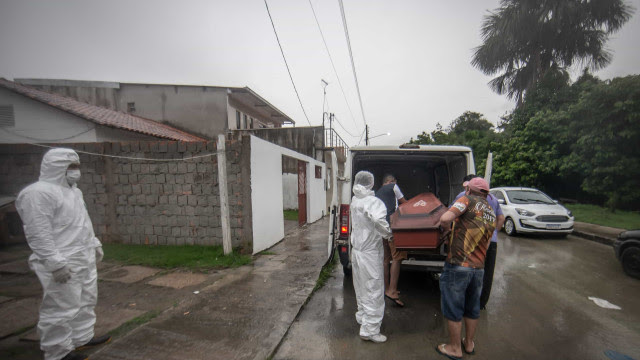 Brasil volta a registrar mais de 2 mil vítimas da covid em 24h