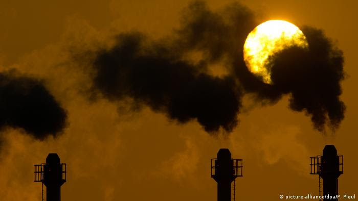 Fumaça saindo de usina térmica Fumaça saindo de usina térmica