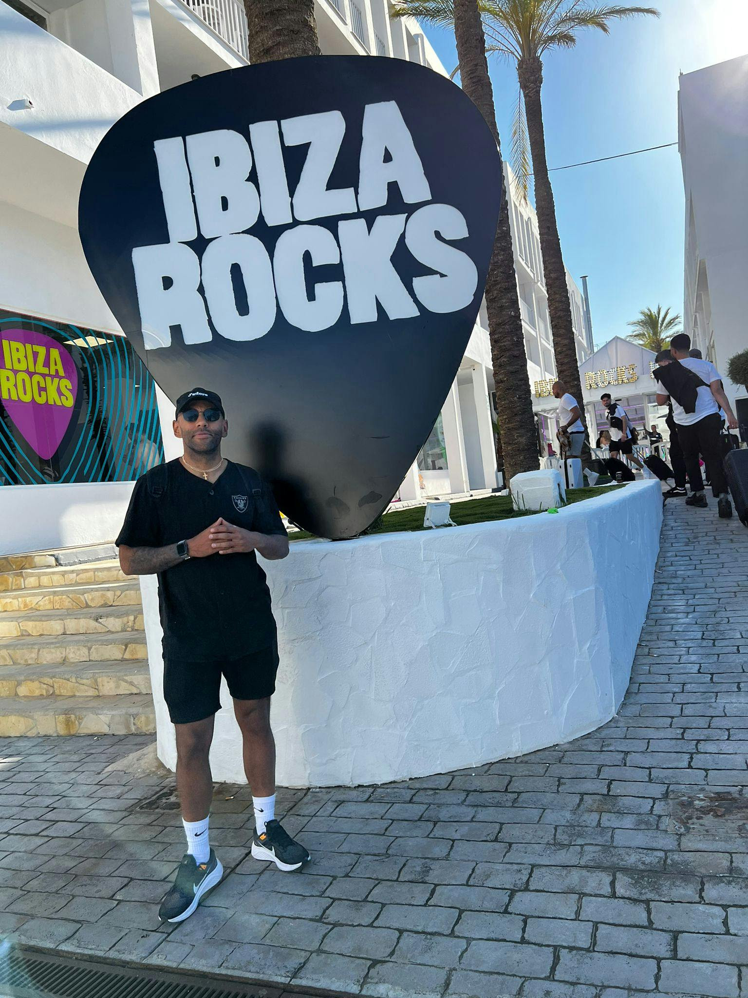 Ibiza rocks Loz