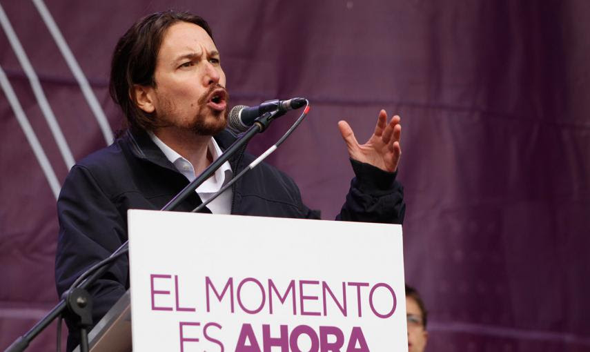 El líder de Podemos, Pablo Iglesias, durante su discurso en una Puerta del Sol abarrotada de personas tras la Marcha del Cambio en Madrid. -JAIRO VARGAS