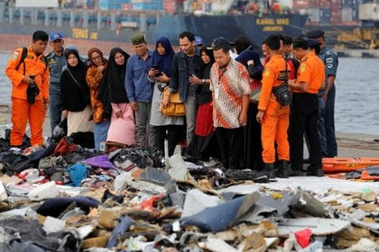 Familiares de los pasajeros frente a las pertenencias de las víctimas del vuelo 610 de Lion Air en el puerto de Tanjung Priok en Jakarta, Indonesia (REUTERS/Beawiharta)
