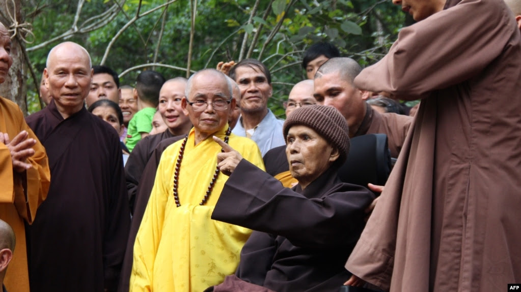 Thiền sư Thích Nhất Hạnh lúc trở về Tổ đình Từ Hiếu, nơi ông thọ giới khi còn nhỏ, hồi năm 2018