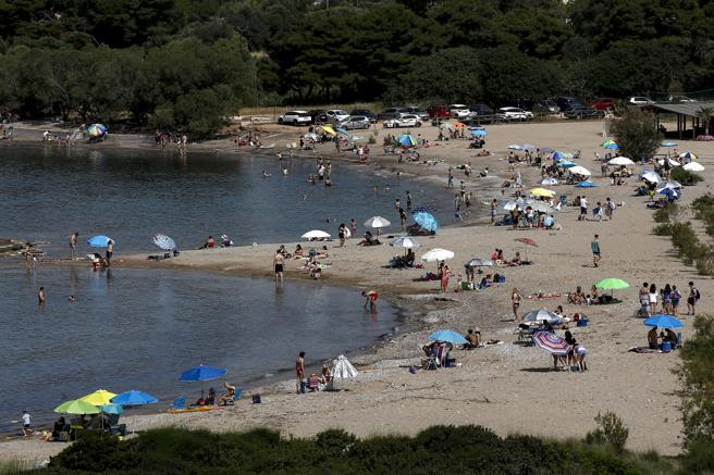 La gente disfruta de las playas de Grecia.. EFE/EPA/YANNIS KOLESIDIS