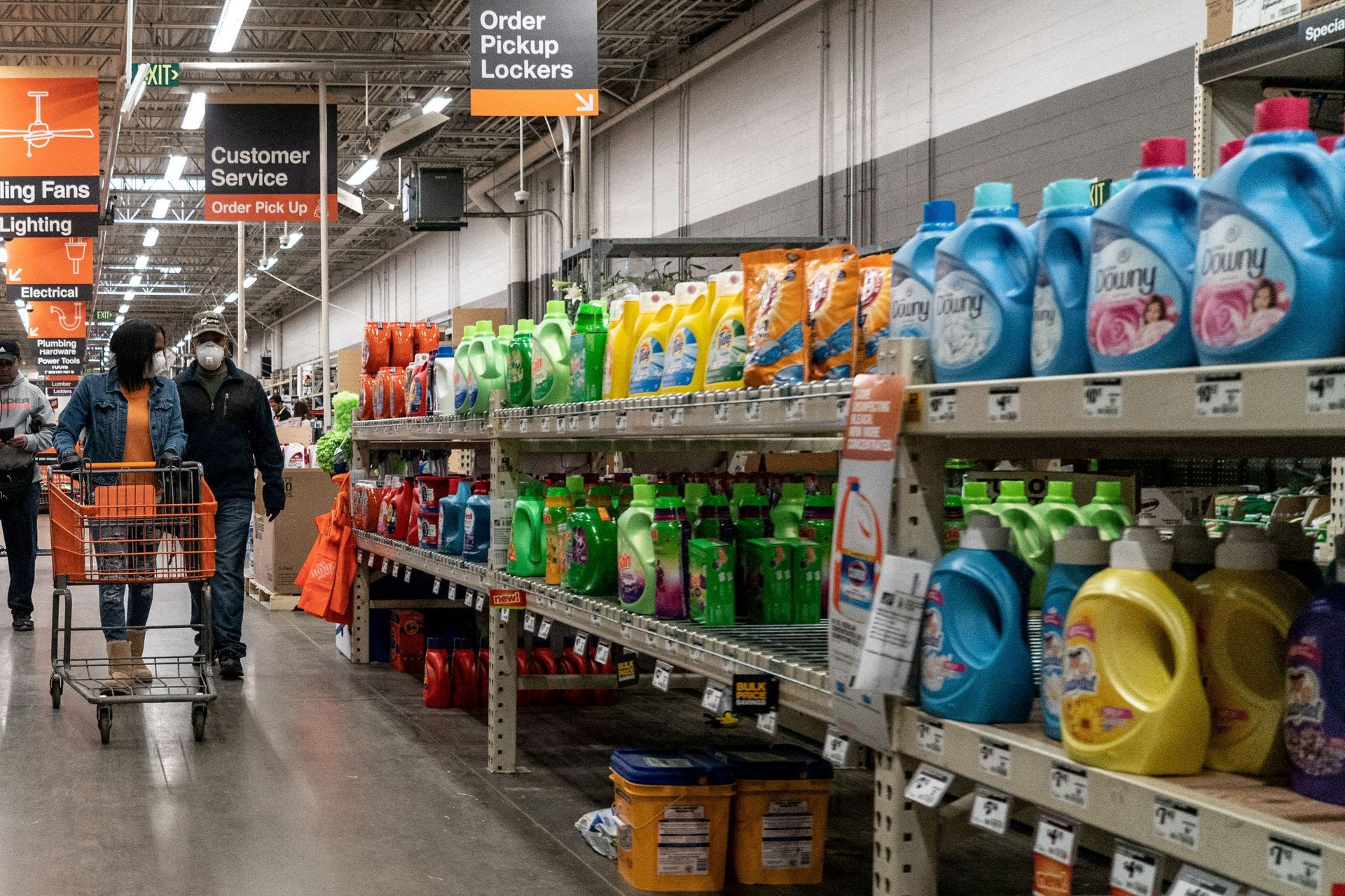 Người tiêu dùng Mỹ mua sắm tại Home Depot ở St. Louis, Missouri. Ảnh: Reuters