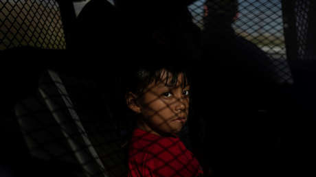 Una niña guatemalteca tras su aprehensión por cruzar ilegalmente la frontera en Nuevo México, EE.UU., en junio de 2018.