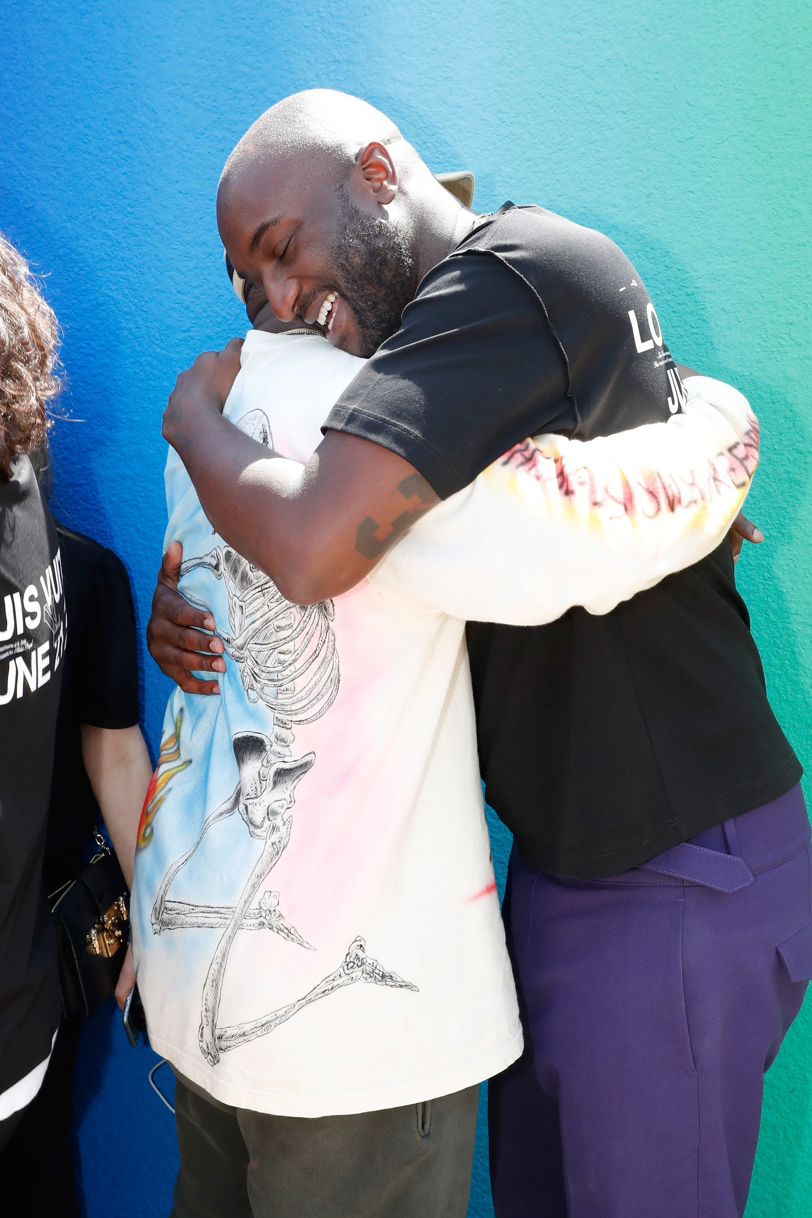 La imagen puede contener ropa, ropa, persona humana, manga y abrazo.