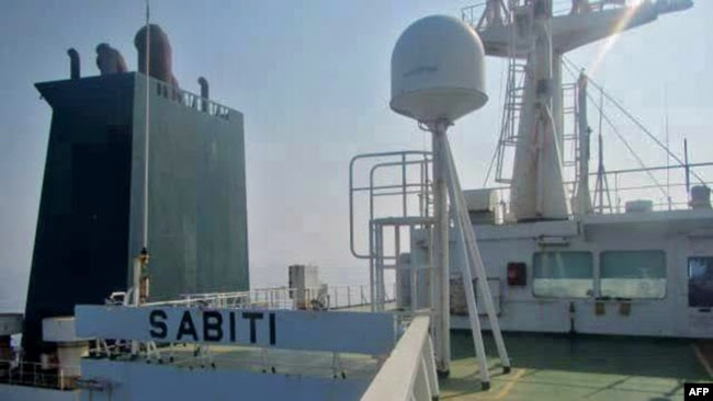 Bức ảnh do truyền hình nhà nước Iran IRIB đưa ra hôm 10/10 cho thấy tàu chở dầu thô Sabiti đi qua Biển Đỏ. Một tàu chở dầu của Iran được cho là bị tên lửa đánh trúng gần cảng Jeddah của Ả Rập. 