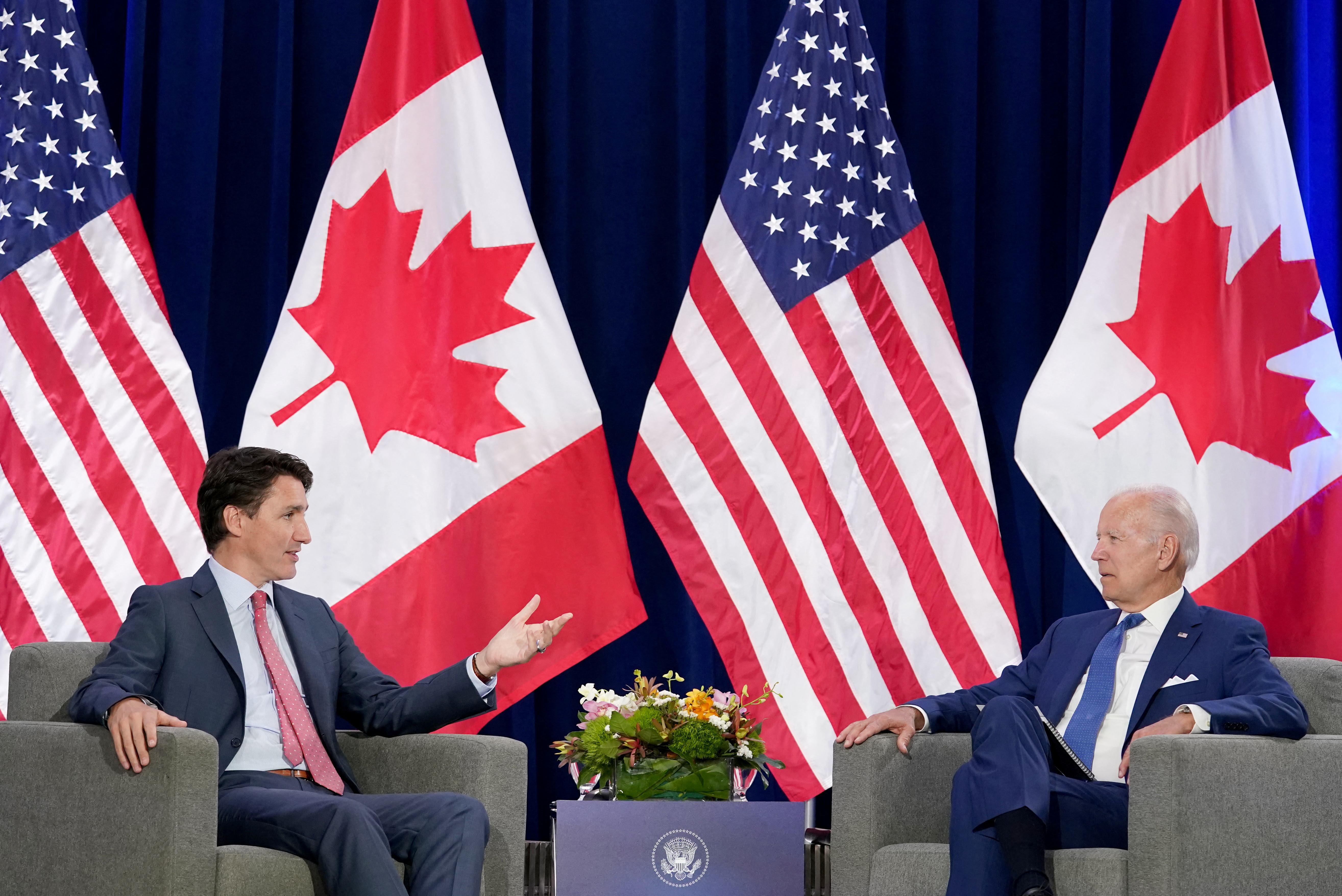 Joseph Biden y Justin Trudeau dialogan durante la Cumbre de las Américas