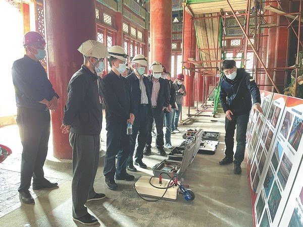 Zhang instruye a sus asistentes en protección arquitectural, Foto China Daily