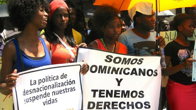 Activistas manifestándose frente al palacio presidencial de República Dominicana