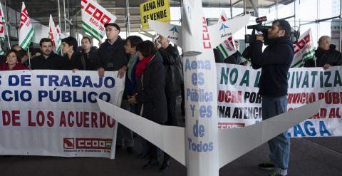 Concentración de los trabajadores del aeropuerto de Málaga contra la privatización de AENA, en la que ha participado el candidato de Izquierda Unida a la Presidencia del Gobierno, Alberto Garzón . EFE/Jorge Zapata