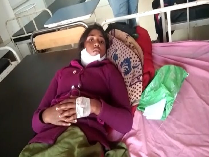 युवती का इलाज अस्पताल में जारी है। - Dainik Bhaskar