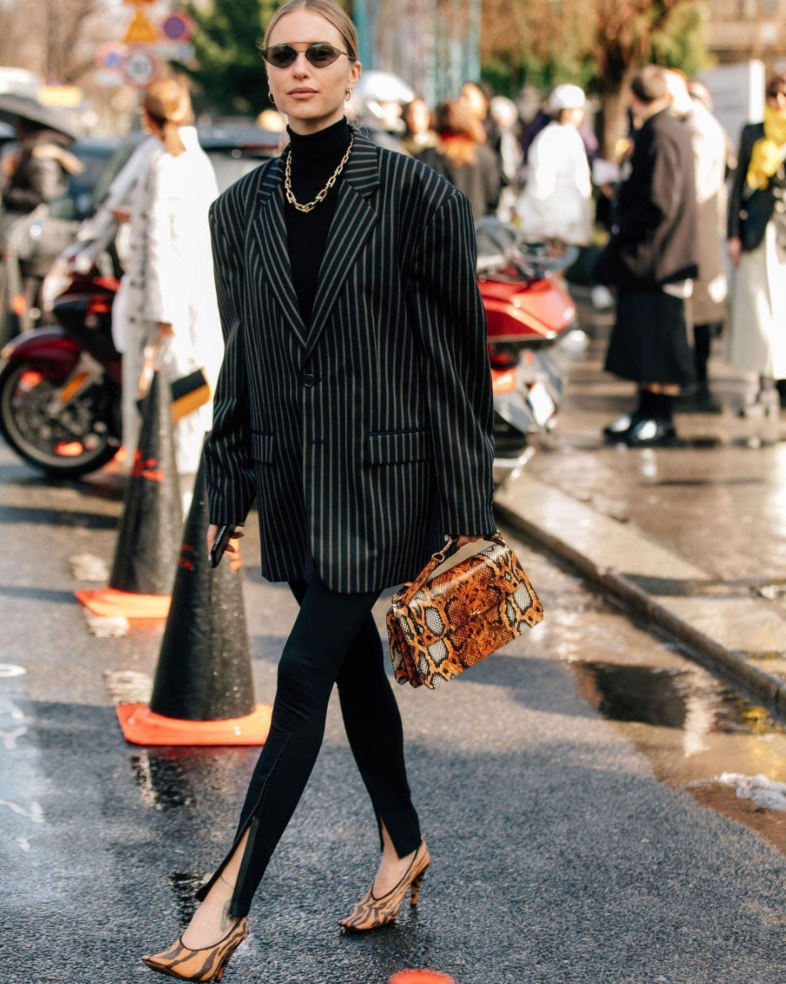 Pernille teisbaek con leggings negros de terciopelo