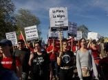 Un grupo de manifestantes estadounidenses muestra frente a la frontera su solidaridad con la caravana de migrantes. Sandy Huffaker AFP. Foto: Sandy Huffaker/ AFP. manifestantes-sandy-huffaker-afp