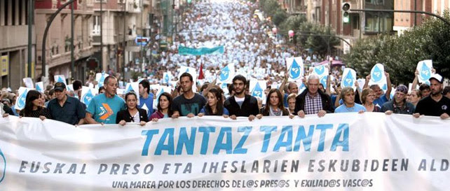 Mmanifestación convocada en protesta por las detenciones de miembros Herrira, el anterior colectivo de apoyo a los presos de ETA, en Bilbao.