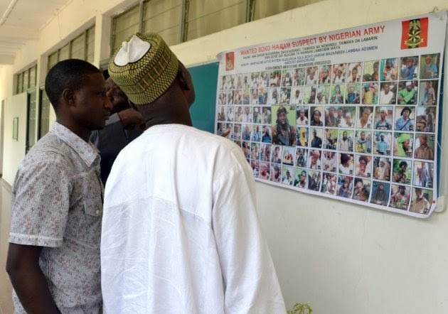 Varias personas miran un cartel con presuntos yihadistas de Boko Haram (AFP) Varias personas miran un cartel con presuntos yihadistas de Boko Haram (AFP)