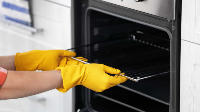 Limpar o forno é um castigo? Experimente esta técnica
