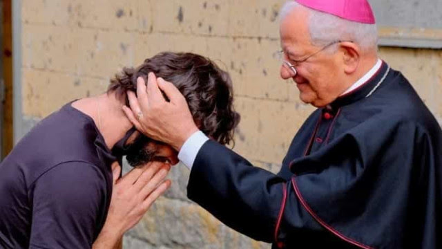Padre italiano abandona Igreja por amor. "Pela Laura, desisto da batina"