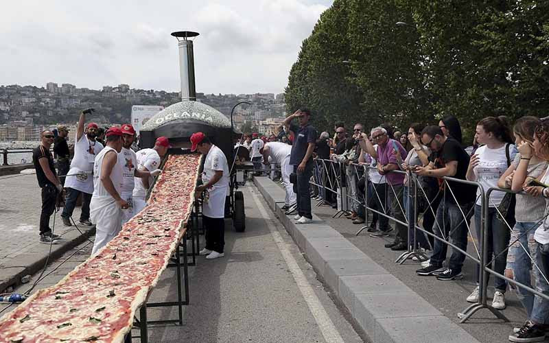 Bánh pizza dài gần 1600 mét khiến mọi người nhìn thôi đã thèm chảy nước miếng - 3
